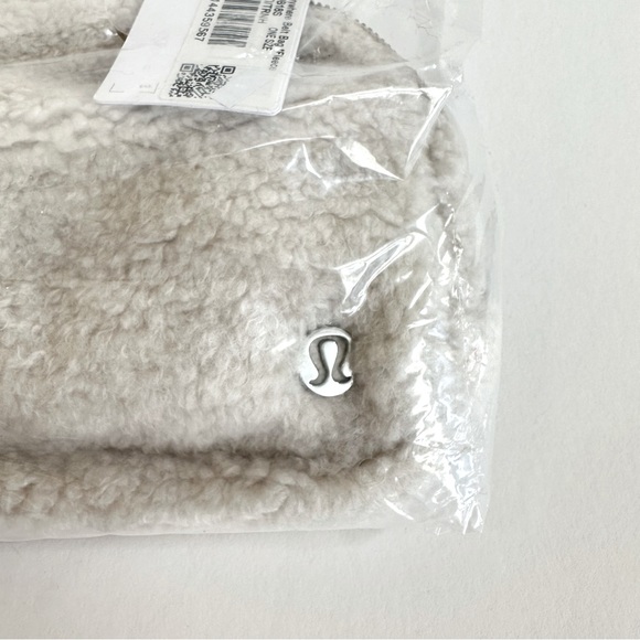 NWT Lululemon Everywhere Belt Bag Crossbody 1L Fleece Sherpa Ivory/Trench Beige - Picture 8 of 11